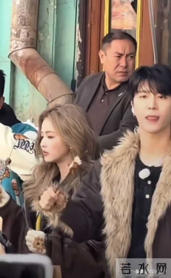 网友喀什古城偶遇白鹿 本人超美 穿搭洋气 在路边吃烤肉的样子好可爱