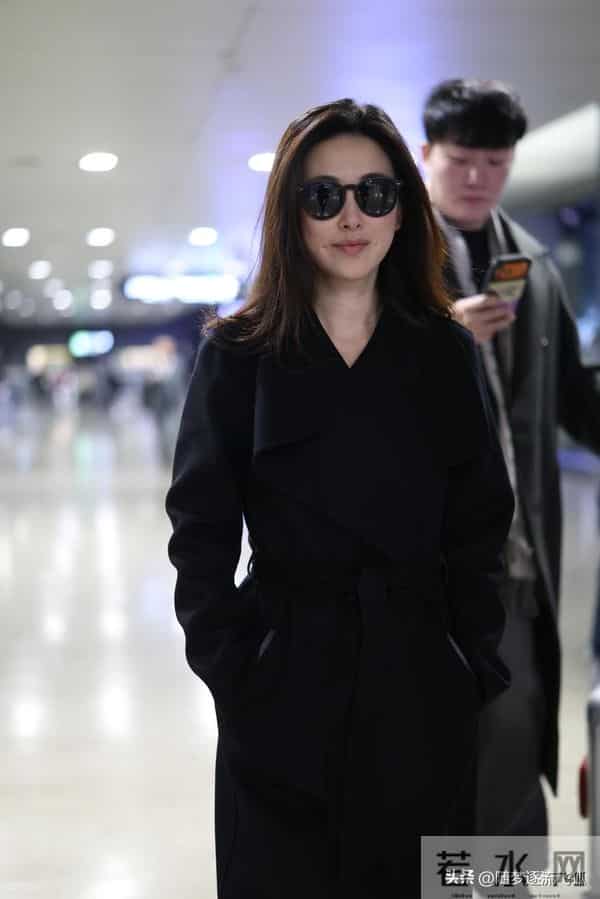 朱珠现身上海机场,身穿黑色大衣酷飒十足