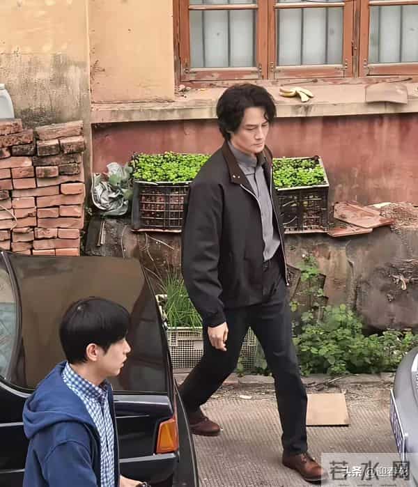 42岁王凯现身福建农村，身材暴瘦 脸颊凹陷 感觉好憔悴，苍老好多啊