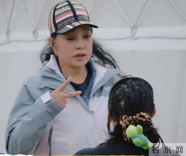 别再闭着眼睛猛夸刘晓庆“年轻”了,她是真的已经老了