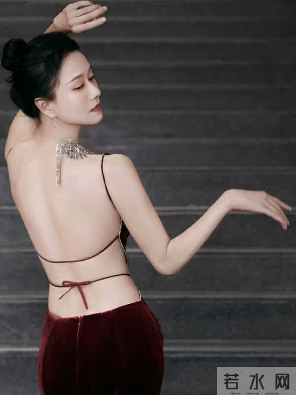 47岁的她越老越有女人味,一夜成名,自嘲拍了中国第一支内衣广告