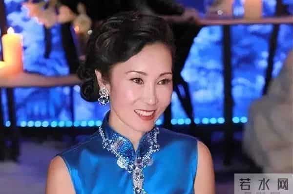 当29岁京东夫人遇上59岁万达夫人，两人相差30岁，章泽天却输了？