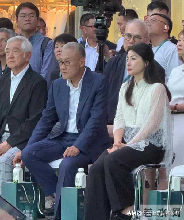 郭晶晶和欧阳夏丹现身香港K11,一个魅力十足,一个漂亮显年轻