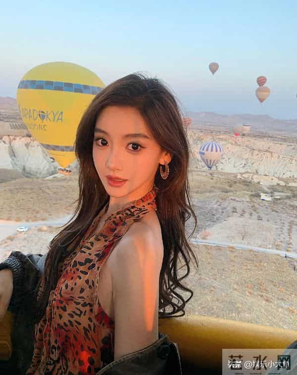 主持人金佳悦晒土耳其旅游美照，穿挂脖裙大秀美腿，杨柳细腰好辣