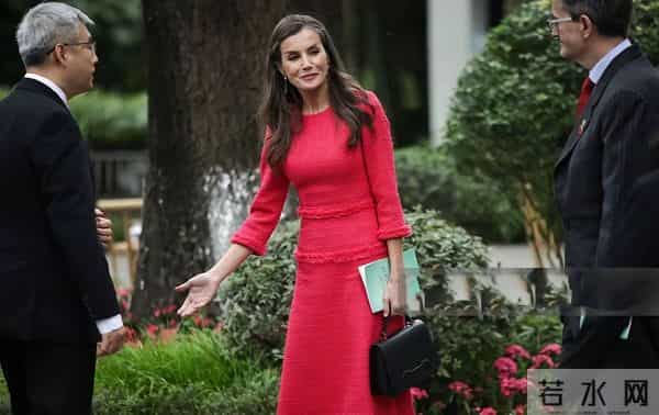 西班牙王后穿红裙游玩成都望江楼,51岁气场依旧惊艳,优雅迷人