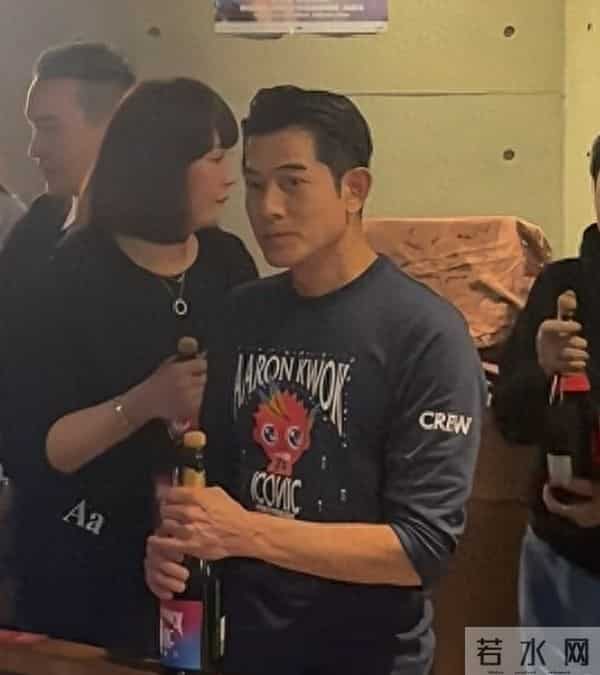 方媛凌晨发文问坐月子，超一周没洗头近视加重，似恢复不佳掉头发