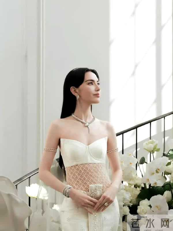 泰星Mai婚礼在私人豪宅举办,低调温馨,宾客20多人,花童是小狗