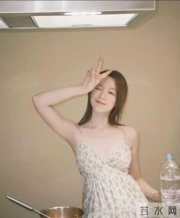 叶舒华在家穿得太少,暴露了巨好身材