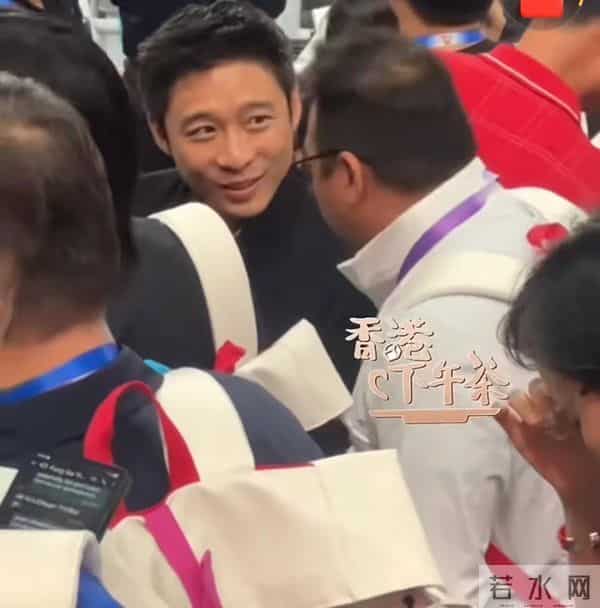 霍启山现身全运会开幕式!清爽干净人气高,和堂弟成家族颜值担当