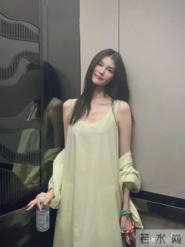 陈伟霆亲自接妈妈来京探望孙媳,摸脸好宠溺!对何穗很满意!