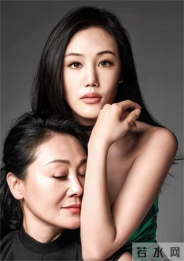 她是影后女儿、央视名嘴儿媳,为何却选择在直播间带娃刷流量?