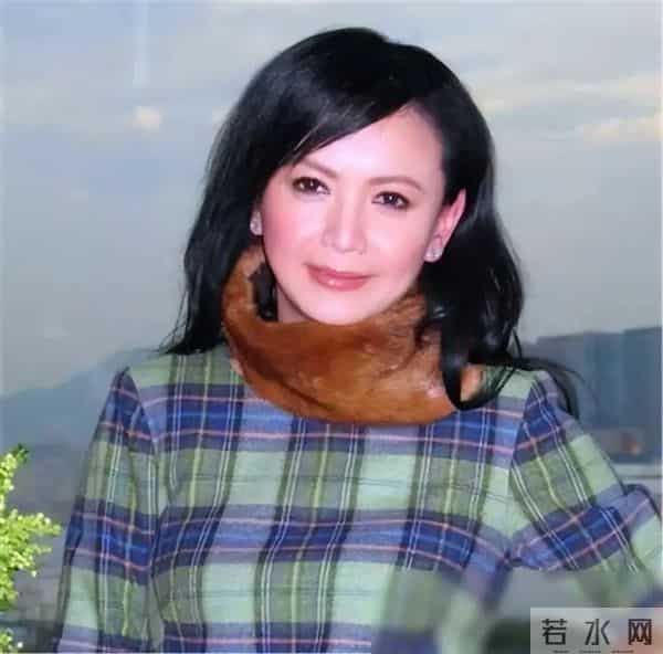 与梁朝伟同居6年,独自将儿子抚养长大的曾华倩,现儿子成为骄傲