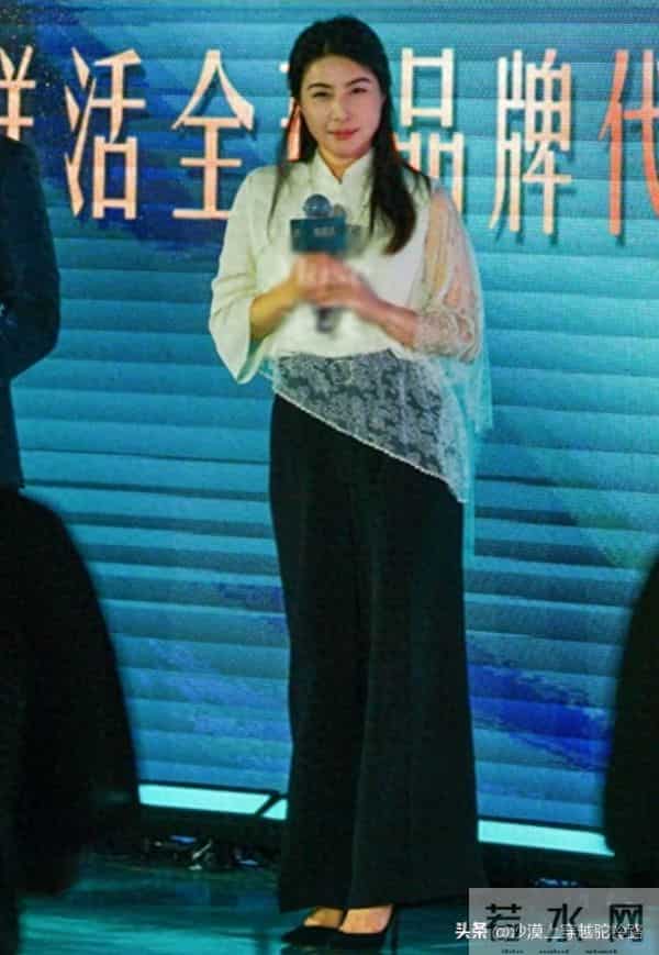 郭晶晶和欧阳夏丹现身香港K11,一个魅力十足,一个漂亮显年轻