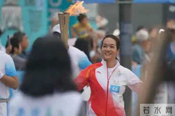 霍启山现身全运会开幕式!清爽干净人气高,和堂弟成家族颜值担当