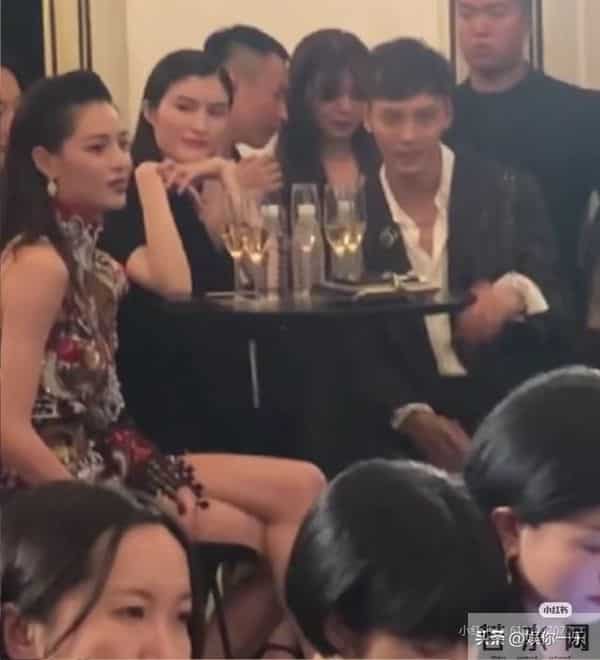 陈伟霆亲自接妈妈来京探望孙媳,摸脸好宠溺!对何穗很满意!