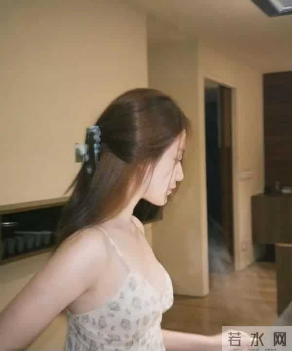 叶舒华在家穿得太少,暴露了巨好身材