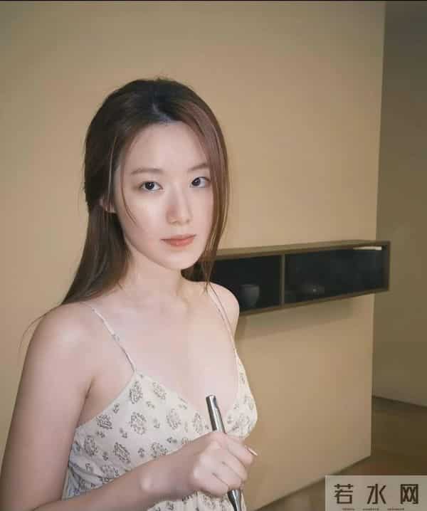 叶舒华在家穿得太少,暴露了巨好身材