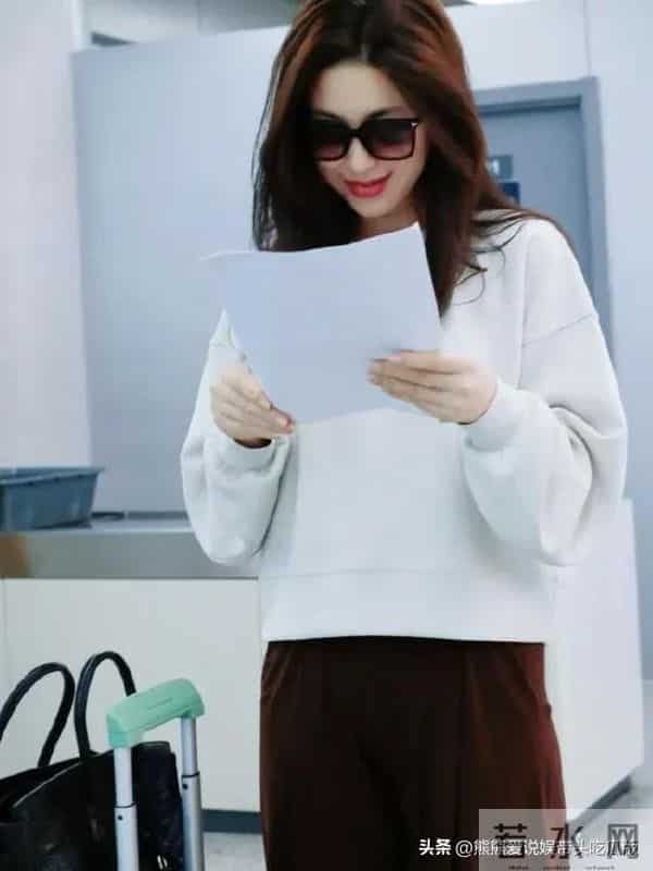 朱珠的机场私服才叫简约！穿米白卫衣+棕色阔腿裤 时髦减龄又高级