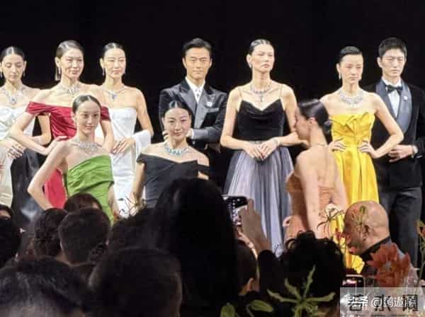 卡地亚这一夜,珠圆玉润的郭晶晶,秒了内娱一堆“排骨精”