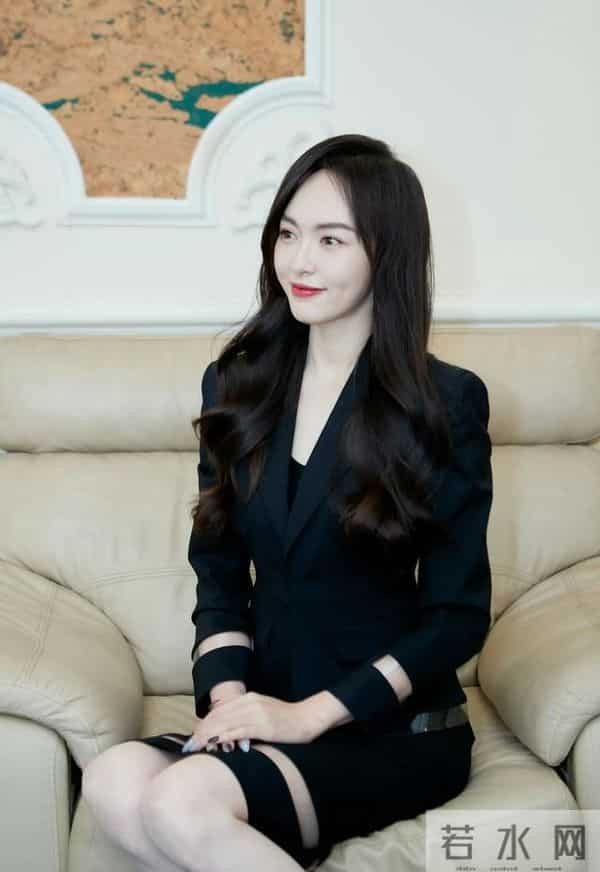 唐嫣的脚是最美的!小腿太细了