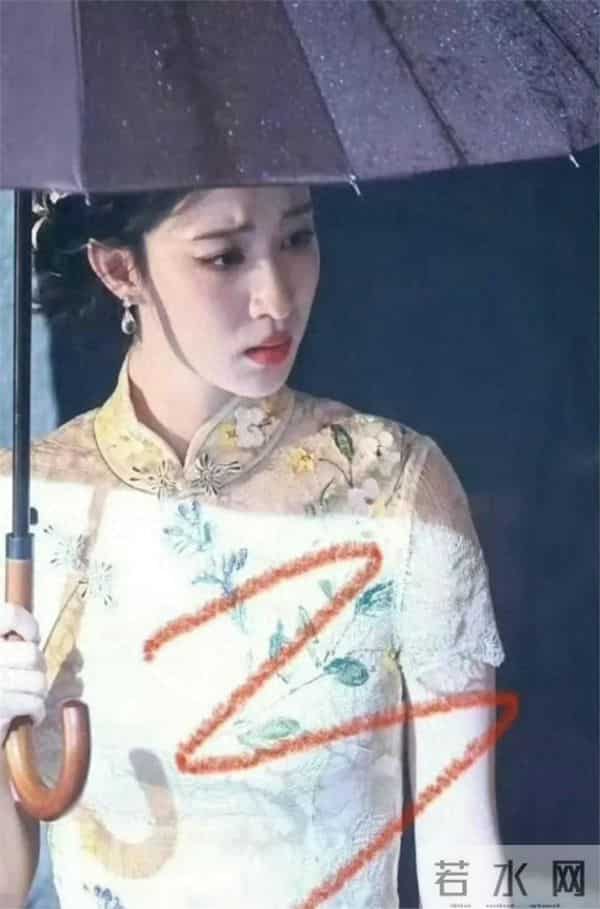 王楚然这身旗袍是不是做小了一码，太紧身了，不过是真显身材