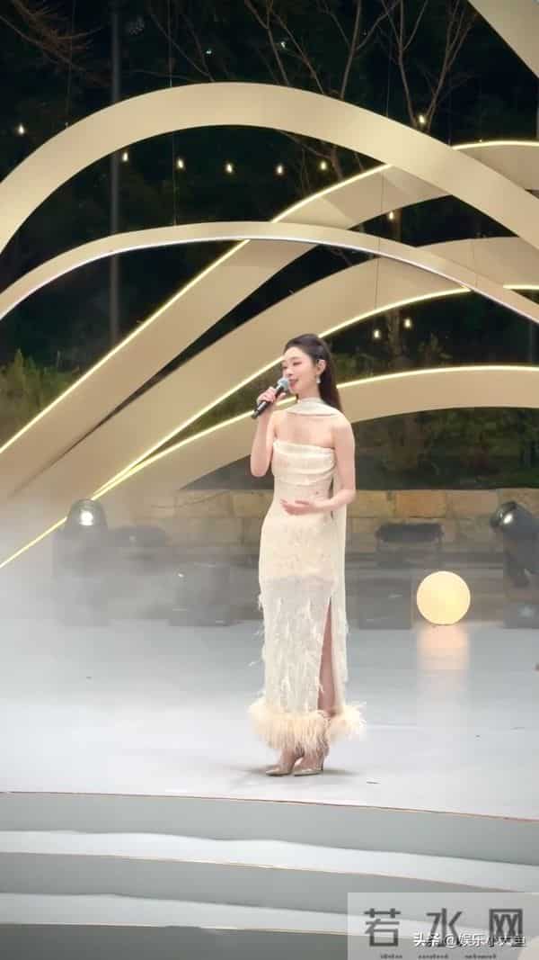 宋轶最新活动照,一袭白色薄纱羽毛裙,布灵布灵的,美得不可方物
