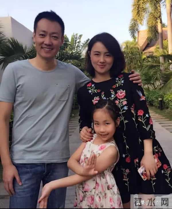 53岁辛柏青有气无力 站立需搀扶 丧妻后似丢了魂 和李乃文再拜大孤山