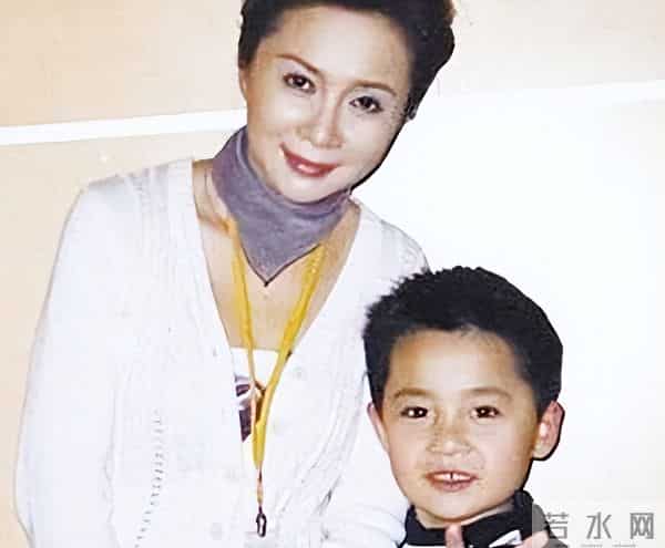 原来他就是蔡明的儿子，39岁才华出众，却是蔡明最大的“心病”