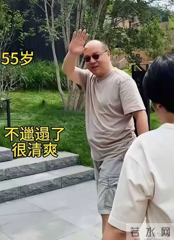 王菲没想到,自己56岁的前夫如今隐居阿那亚,把生活过成了一首诗