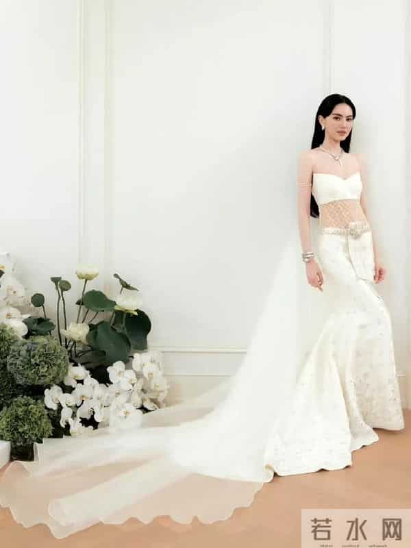 泰星Mai婚礼在私人豪宅举办,低调温馨,宾客20多人,花童是小狗