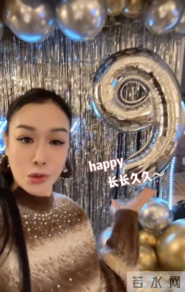 55岁钟丽缇和小12岁张伦硕庆祝结婚九周年,喝交杯酒亲吻甜蜜如初