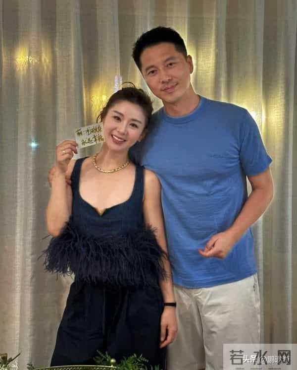 40岁李小萌北京逛街,开五六百万劳斯莱斯,王雷大连富二代不差钱