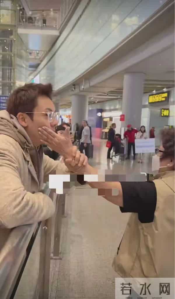 陈伟霆妈妈飞北京看孙子!婆媳第一次见面,何穗大胆拍辣照迎接!