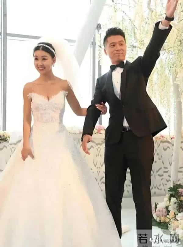 40岁李小萌北京逛街,开五六百万劳斯莱斯,王雷大连富二代不差钱