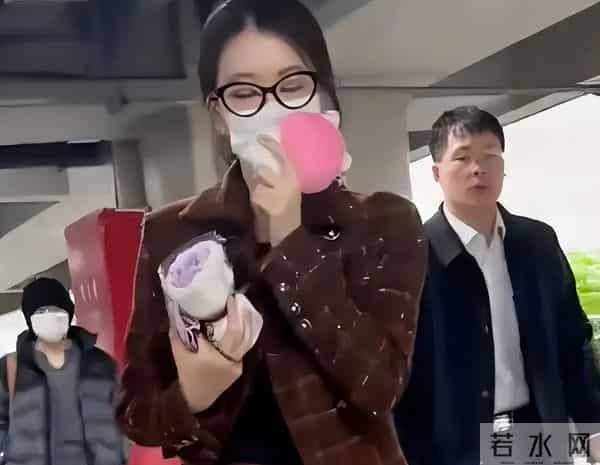 生活富足，嫁富豪老公？原来妈妈是李厚芳，难怪她能成人生赢家