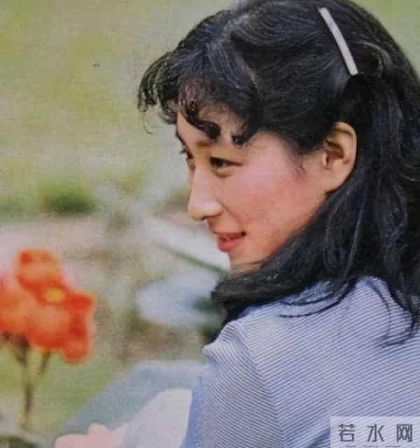 上海歌手沈小岑:定居西班牙,和英国老公很甜蜜,68岁瘦到快脱相