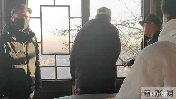 53岁辛柏青有气无力 站立需搀扶 丧妻后似丢了魂 和李乃文再拜大孤山