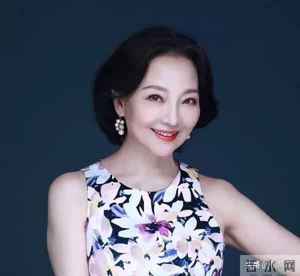 与前夫分开后,一个把儿子拉扯长大,如今与母亲相依为命生活幸福