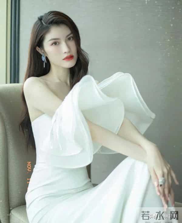 何穗晒产后照片,事业线傲人,引热议,陈伟霆妈妈抵达北京探望!