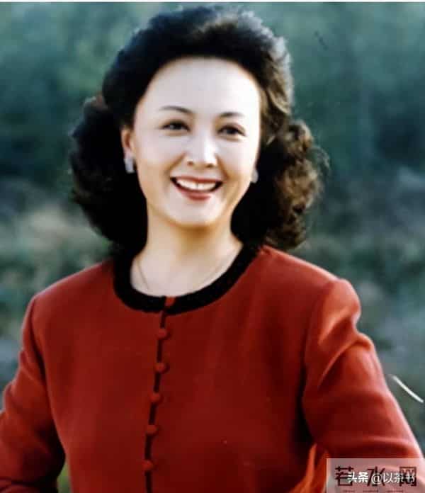 她与军官丈夫恩爱46年零绯闻,如今68岁直面衰老,比扮嫩惊艳