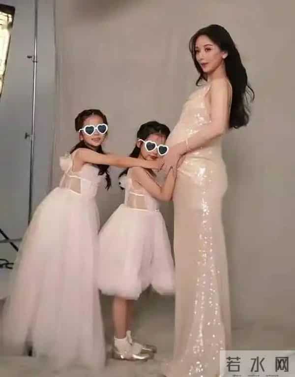 方媛凌晨发文问坐月子,超一周没洗头近视加重,似恢复不佳掉头发