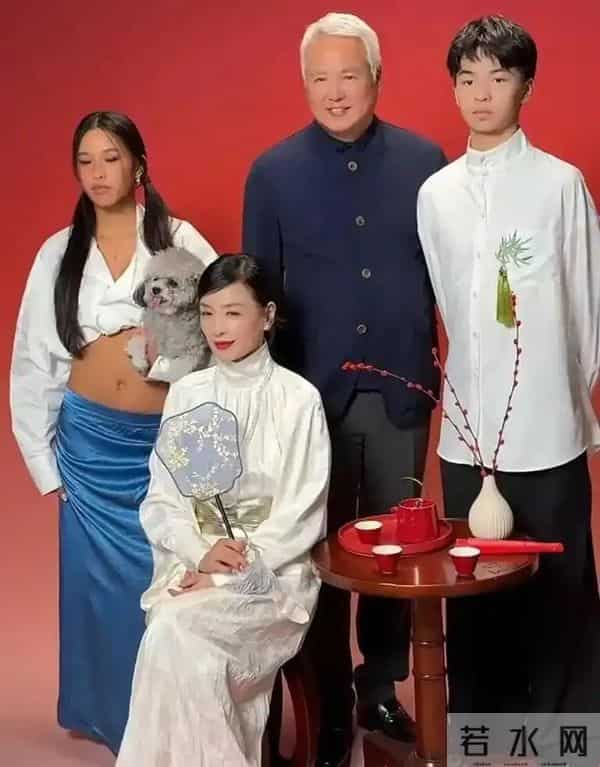 张庭晒全家福翻车:儿子油腻,昔日男神老公肿成馒头脸