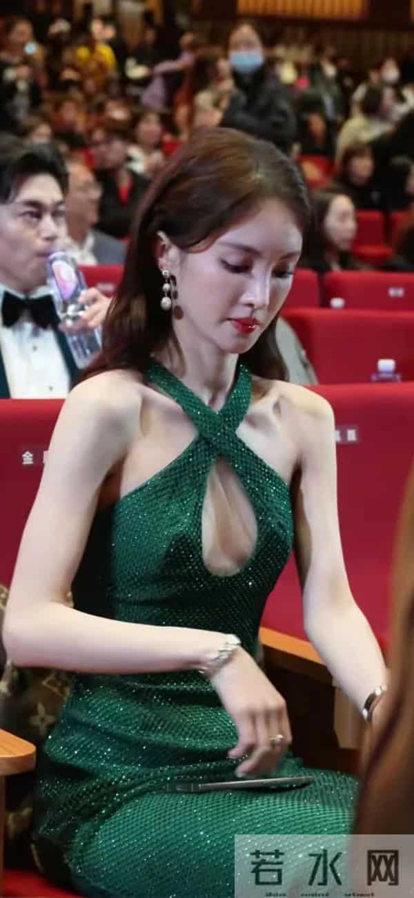 金晨出席活动，身材完美