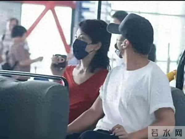 谢霆锋王菲现身北京机场，天后把头靠在男友身上，甜蜜动作不断