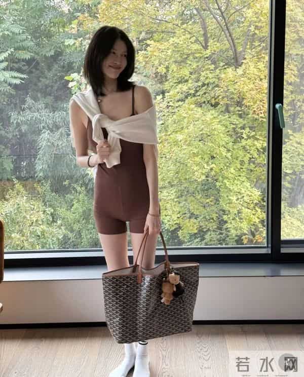 何穗官宣生子后晒瑜伽服照,网友赞“不愧是超模”