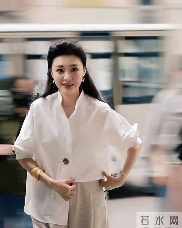 连续17年主持春晚的她,12年婚姻终究离婚,坦白:婚姻只会痛苦