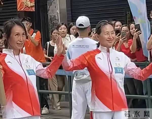 霍家五代人齐聚全运会,霍启山休闲穿搭抢镜,颜值逆天人气高,