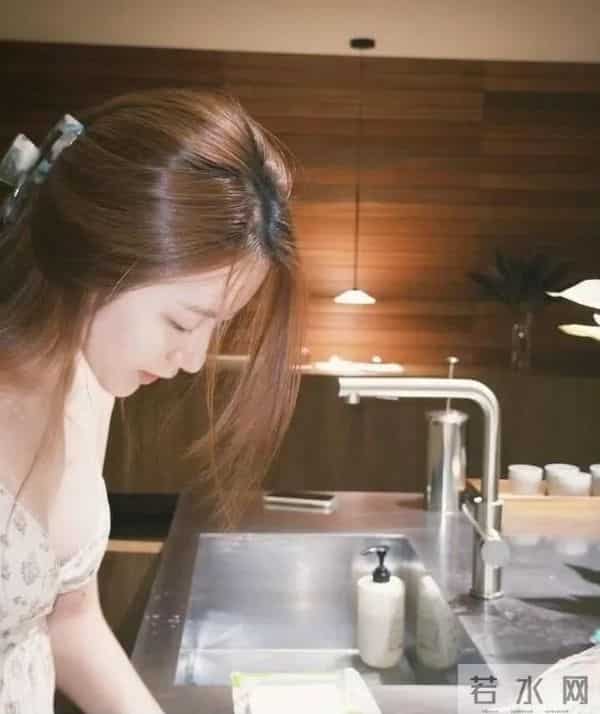 叶舒华在家穿得太少,暴露了巨好身材