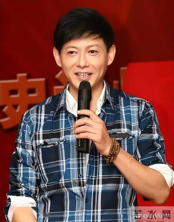 央视一哥和董卿同居6年分手,51岁二婚再娶娇妻,如今60岁大变样