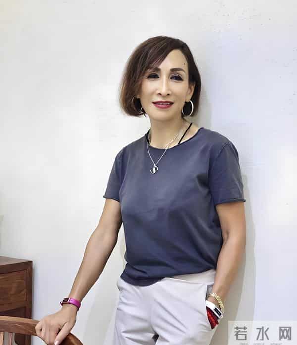 上海歌手沈小岑:定居西班牙,和英国老公很甜蜜,68岁瘦到快脱相